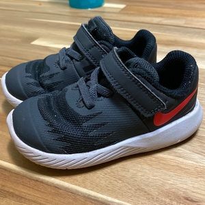 Nike tennis shoes toddler 6c